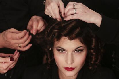 Las estilistas dan los últimos retoques al peinado de la modelo Lina Sandberg antes de la presentación de la colección de Lena Hoschek, temporada otoño invierno, durante la Semana de la Moda Mercedes-Benz en Berlín.