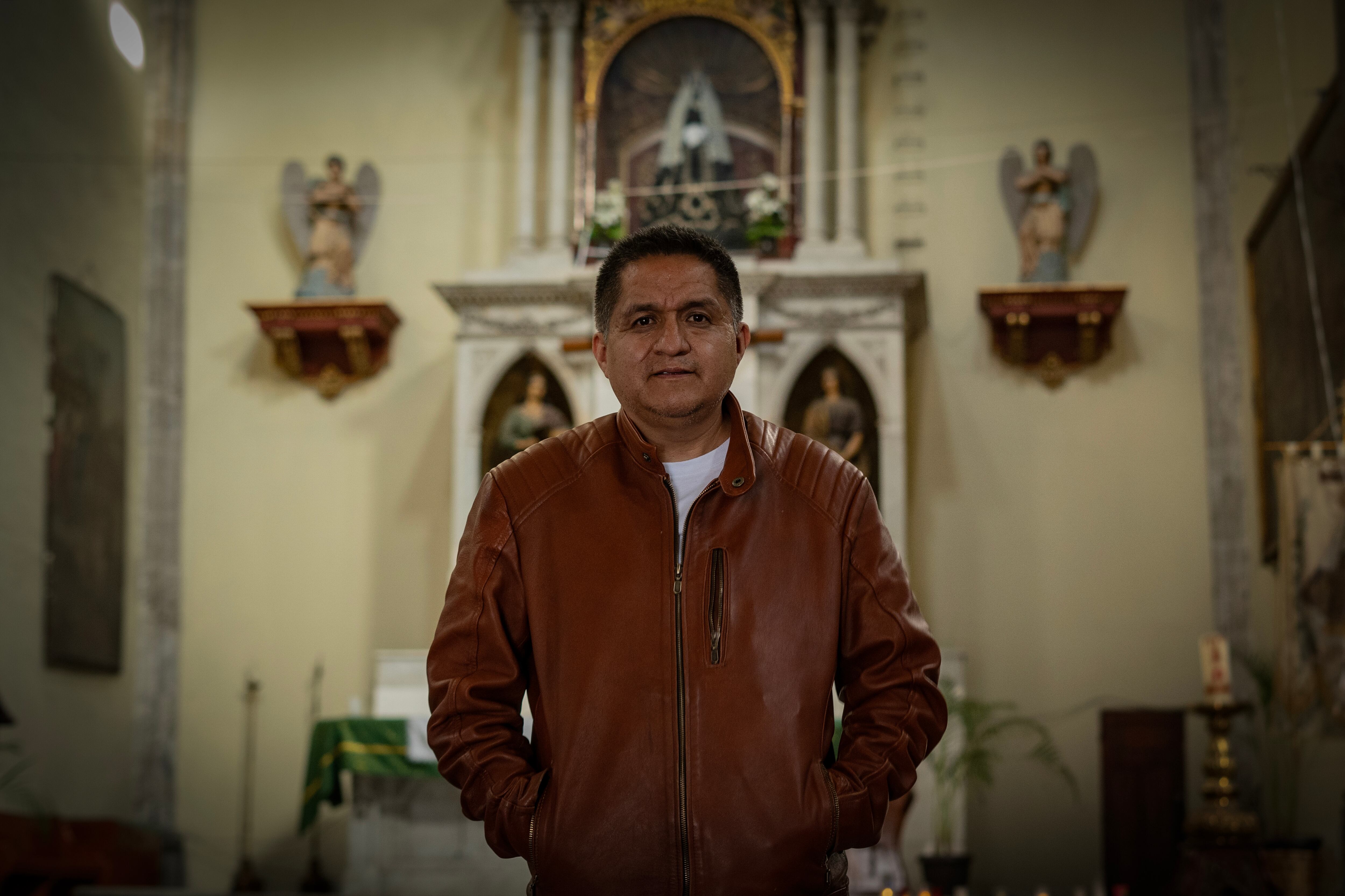 El padre Benito Torres frente al altar principal de la Parroquia de la Soledad, en la alcaldía Venustiano Carranza.