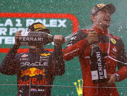 Charles Leclerc y Max Westappen celebran el primer y el segundo puesto, al final del Gran Premio de Austria.