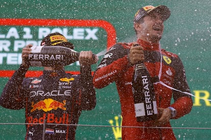 Charles Leclerc y Max Westappen celebran el primer y el segundo puesto, al final del Gran Premio de Austria.