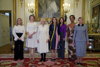 De izquierda a derecha, la condesa de Wessex, la reina Matilde de Bélgica, la reina consorte Camila, la reina Rania de Jordania, la princesa Mary de Dinamarca, la primera dama de Sierra Leona, Maada Bio y la primera dama de Ucrania Olena Zelenska, en el palacio de Buckingham el 29 de noviembre de 2022.