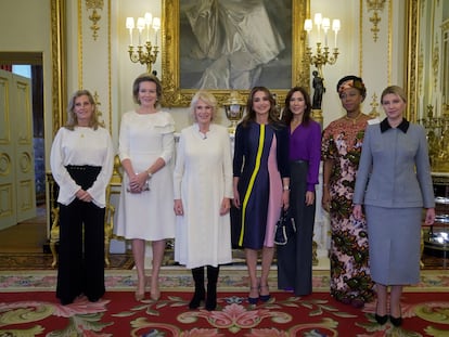 De izquierda a derecha, la condesa de Wessex, la reina Matilde de Bélgica, la reina consorte Camila, la reina Rania de Jordania, la princesa Mary de Dinamarca, la primera dama de Sierra Leona, Maada Bio y la primera dama de Ucrania Olena Zelenska, en el palacio de Buckingham el 29 de noviembre de 2022.