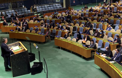 Serguéi Kislitsia, representante permanente de Ucrania ante Naciones Unidas, se dirige a la Asamblea minutos antes de la votación, este jueves en Nueva York.