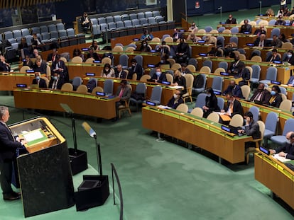 Serguéi Kislitsia, representante permanente de Ucrania ante Naciones Unidas, se dirige a la Asamblea minutos antes de la votación, este jueves en Nueva York.