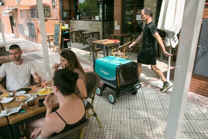 El robot camina por la calle, en Alcobendas.
