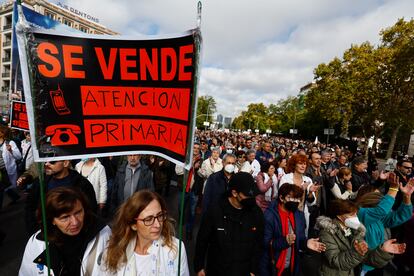 En concreto, se pretenden denunciar los “recortes en la financiación y disminución de profesionales, muy especialmente en la atención primaria y salud pública”, que han provocado “un aumento constante de listas de espera en consultas, pruebas diagnósticas e intervenciones quirúrgicas, despidos y precariedad laboral de los profesionales”.