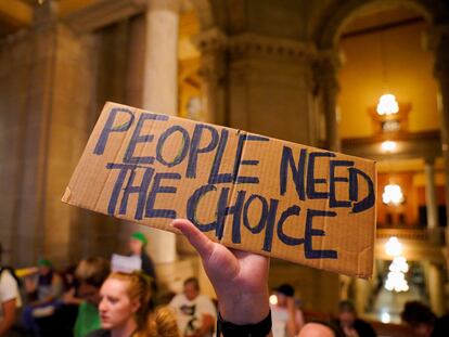 Una manifestante proderecho al aborto protesta en el Senado de Indiana, el día 5 en Indianápolis.