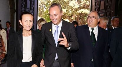 La presidenta del TSJCV, Pilar de la Oliva; el jefe del Consell, Alberto Fabra, y el vicepresidente del CGPJ, Fernando de Rosa, antes del acto. 