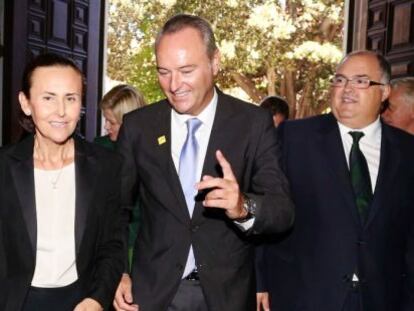 La presidenta del TSJCV, Pilar de la Oliva; el jefe del Consell, Alberto Fabra, y el vicepresidente del CGPJ, Fernando de Rosa, antes del acto. 