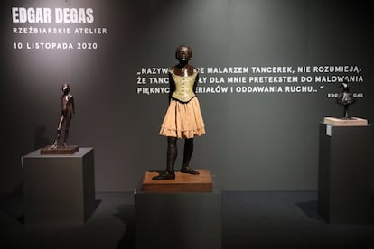 La escultura 'Little Dancer Aged Fourteen', del impresionista francés Edgar Degas, es una de las piezas estrella de una subasta que incluye un total de 70 obras del artista, que se celebrará en la casa de pujas Desa Unicum en Varsovia (Polonia).
