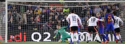 Ter Stegen no puede hacer nada en el primer gol del Valencia. 