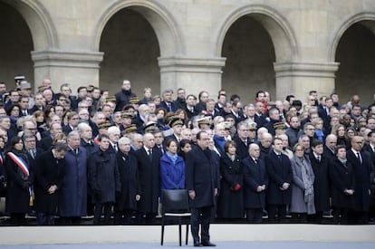 François Hollande e outros membros do Governo assistem à homenagem oficial às vítimas dos atentados jihadistas de Paris no pátio de armas do palácio dos Inválidos.