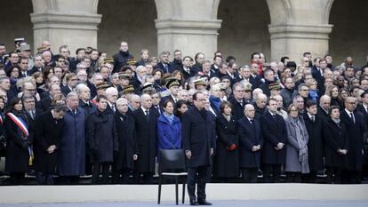 François Hollande e outros membros do Governo assistem à homenagem oficial às vítimas dos atentados jihadistas de Paris no pátio de armas do palácio dos Inválidos.