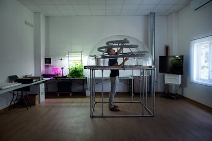 Luca Gamberini, gerente de proyecto y co-inventor de este peculiar invernadero, controla la disposición de varios componentes en una de las biosferas, en la sala experimental dentro de la sede de Ocean Reef Group. Desde que el proyecto arrancó hace 10 años, la financiación ha sido siempre particular. El año pasado el invento se convirtió en una 'start-up' y está abierta a quien quiera apoyarles.