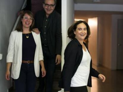Colau baja las escaleras en la sede de Barcelona en Comu.