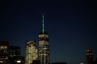 El One World Trade Center de Nueva York iluminado de verde tras la decisión del presidente Trump de sacar a Estados Unidos del Acuerdo Climático de París.