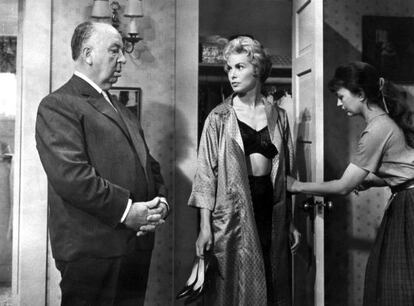 El director brit&aacute;nico Alfred Hitchcock junto a la actriz  Janet Leigh en el rodaje de &lsquo;Psicosis&rsquo; (1960).