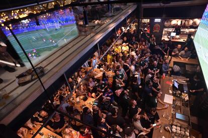 Una multitud sigue el partido de Argentina en un bar cerca del Kremlin en Moscú (Rusia), el 17 de junio de 2018.