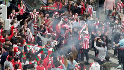 Miles de aficionados del Athletic se han congregado en la céntrica calle Licenciado Poza de Bilbao sin mantener las medidas preventivas establecidas ante la pandemia a pesar de los numerosos llamamientos realizados para evitar las aglomeraciones.