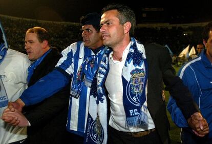 Mourinho celebra el título de la liga portuguesa conquistado por el Oporto el 4 de mayo de 2003 en el antiguo estádio de Das Antas.