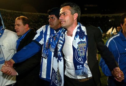 Mourinho celebra el título de la liga portuguesa conquistado por el Oporto el 4 de mayo de 2003 en el antiguo estádio de Das Antas.