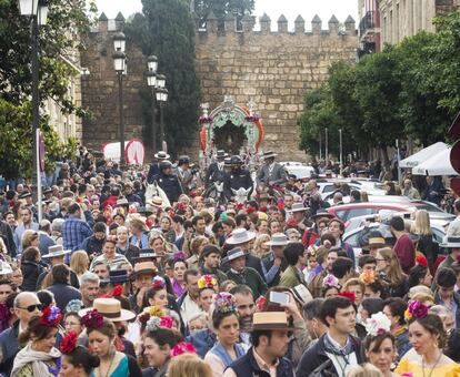 El Simpecado de la Hermandad del Salvador a su paso por los Reales Alcázares de Sevilla momentos antes de iniciar su peregrinaje hacia El Rocío, Huelva, siendo una de las 27 hermandades que han comenzado hoy su camino a la aldea almonteña. 