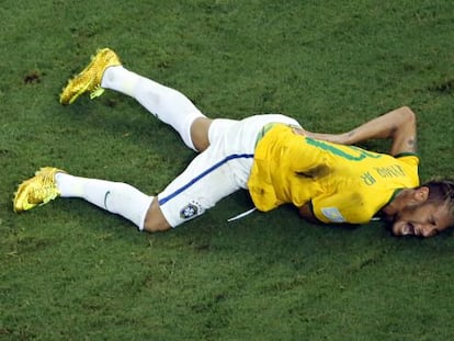 Neymar grita de dor ap&oacute;s ser atingido pelo lateral colombiano Z&uacute;&ntilde;iga.