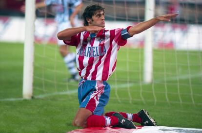 (26/9/1998) Partido de Liga. Estadio Vicente Calderón. Atlético de Madrid vs Real Sociedad (4-1). El “arquero” de Kiko.