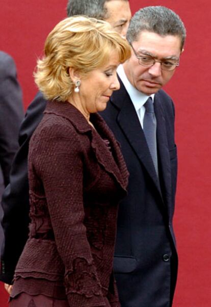 Esperanza Aguirre y Alberto Ruiz Gallardón en el tribuna de invitados a la parada militar.