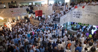 Vestíbulo de Can Ruti durante una protesta.