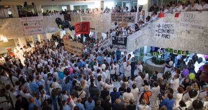 Vest&iacute;bulo de Can Ruti durante una protesta.