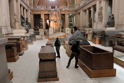 Fuerzas especiales del Ejército custodian el Museo Egipcio de El Cairo.