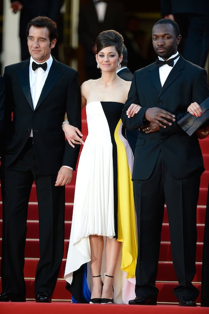 Clive Owen, Marion Cotillard (estrenando un diseño de la colección crucero de Dior) y Jamie Hector