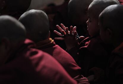 Un grupo de monjes nepaleses budistas ofrecen sus oraciones durante el Nyiga Monlam en Katmand (Nepal).