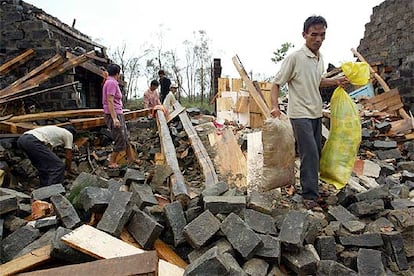 Habitantes del sur de China buscan algo que salvar entre los restos de sus casas, destruidas por el tifn Damrey.