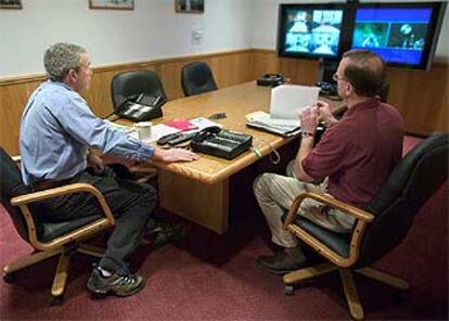 Bush, junto a uno de sus asesores, habla con el general John Abizaid por videoconferencia, ayer en Crawford.