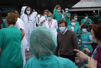 Con sanitarios en el 12 de Octubre.