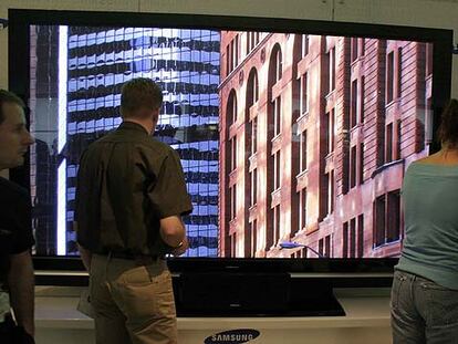 Samsung presentó esta pantalla plana de plasma de 102 pulgadas, la más grande del mundo.