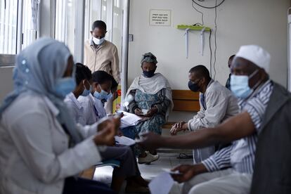 Mayores de 55 años reciben la vacuna de AstraZeneca en un centro sanitario de Addis Abeba (Etiopía), el pasado 14 de abril.