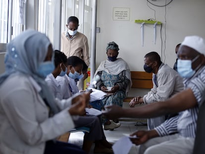 Un grupo de personas mayores de 55 años reciben las vacunas AstraZeneca / Oxford, enviadas por COVAX de la Organización Mundial de la Salud (OMS), contra la pandemia de coronavirus (COVID-19) en el Centro de Salud de Kazanches en Addis Abeba, Etiopía el pasado abril.