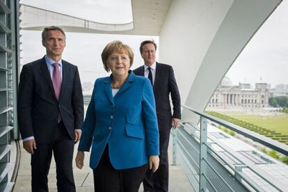 El primer ministro noruego, Jens Stoltenberg, la canciller alemana Angela Merkel y el primer ministro brit&aacute;nico, David Cameron.