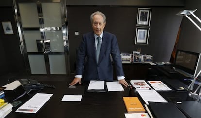 El presidente del Grupo Villar Mir y de OHL, Juan Miguel Villar Mir, al frente de la mesa de su despacho, en la sede que la constructora tiene en Torre Espacio (Madrid). / EFE