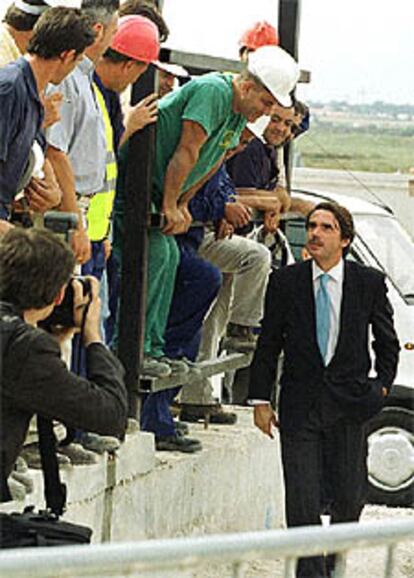 José María Aznar, en las obras de la desaladora de Alicante.