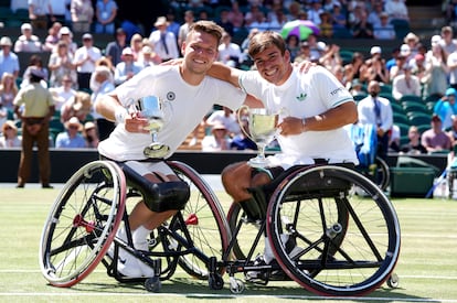 Ruben Spaargaren y Martín de la Puente posan con el trofeo de campeones en Wimbledon.