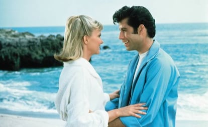 Llega el final del verano, que cantaran El dúo dinámico, y Danny Zuko y Sandy Dee se tienen que decir adiós, porque la rubia se va a Australia… O eso creen. El momento es cursi y ridículo pero, parafraseando a Pessoa, solo los que no han sido cursis y ridículos en una playa veraniega son verdaderamente ridículos. Mención especial para esos productos de peluquería que consiguen que a Zuko no se le mueva ni un pelo del tupé.