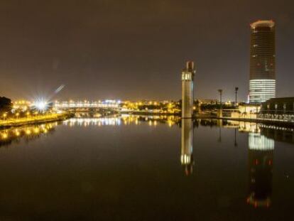 R&iacute;o Guadalquivir con la Torre Pelli al fondo.