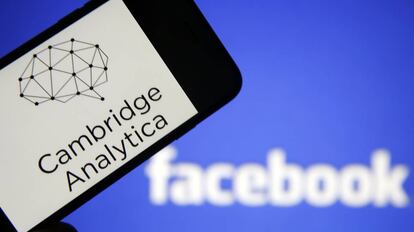 El logo de Cambridge Analytica en la pantalla de un móvil.