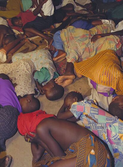 Niñas desplazadas en Uganda, durmiendo en una escuela