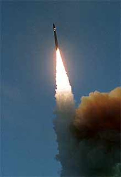 Lanzamiento del misil <i>Minuteman 2</i> desde la base de Vandenberg.