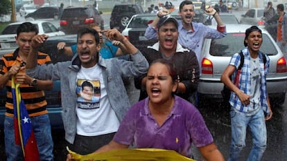 Partidários da oposição durante um protesto contra o Supremo Tribunal em Caracas.